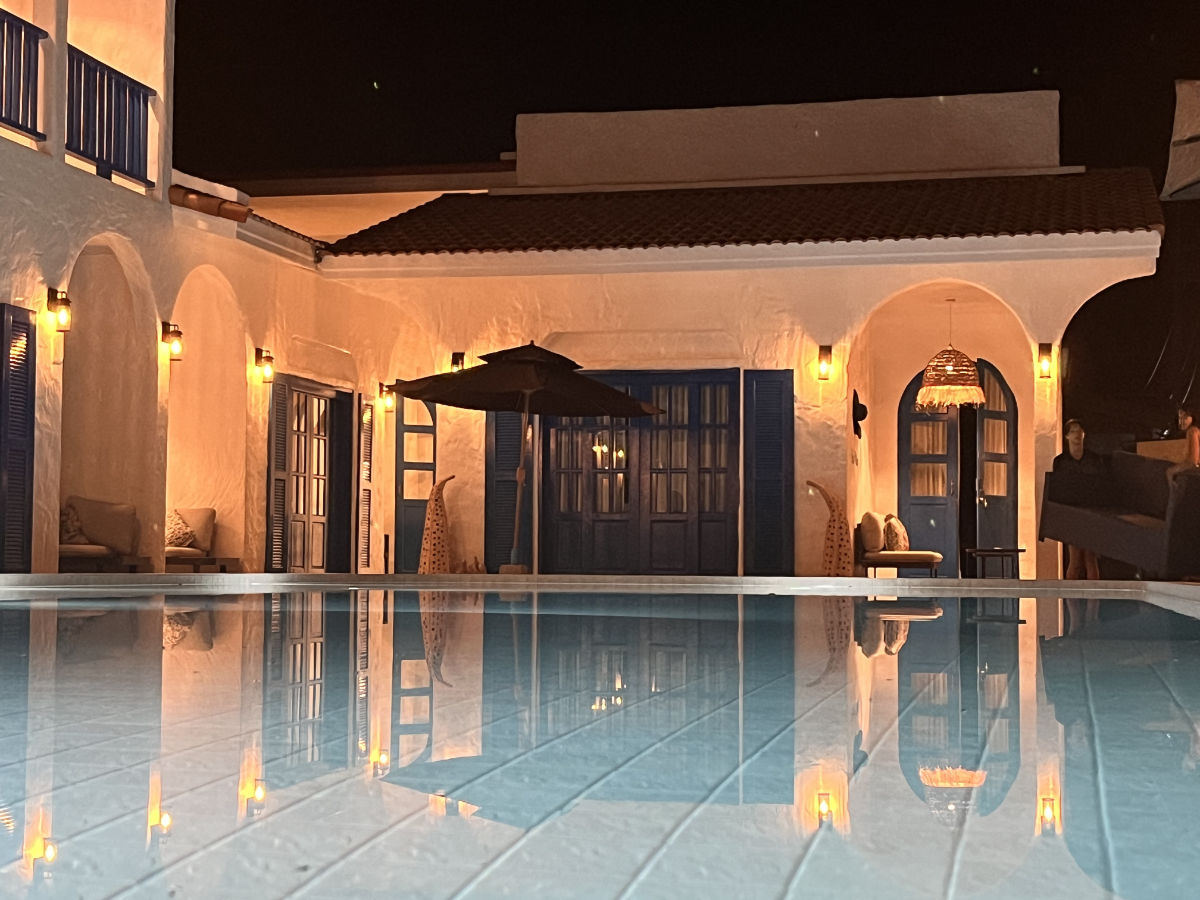 The pool and Pool Villa at night